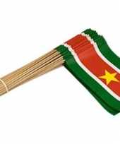 Surinaamse versiering zwaaivlaggen